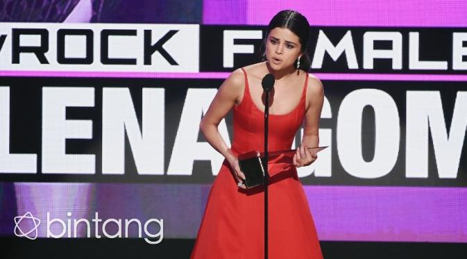 Selena Gomez berbicara tentang karier dan lupus yang dideritanya di panggung AMA 2016. (AFP/Bintang.com)