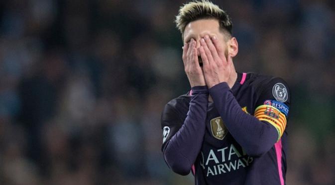 Lionel Messi tak menjawab pertanyaan soal ketertarikan Manchester United. (AFP/Oli Scarff)