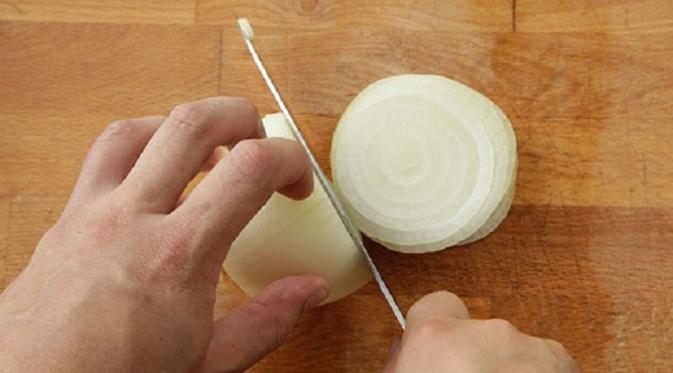 Cara memotong bawang ternyata dapat mempengaruhi rasa masakan Anda (foto : seriouseats.com)
