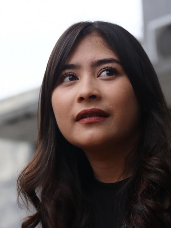 Prilly Latuconsina saat ditemui usai latihan vokal untuk SCTV Award di Erwin Gutawa Studio, Jakarta, Senin (21/11). Prilly mengaku kangen dengan Teuku Rassya yang kini sedang studi di London. (Liputan6.com/Herman Zakharia)