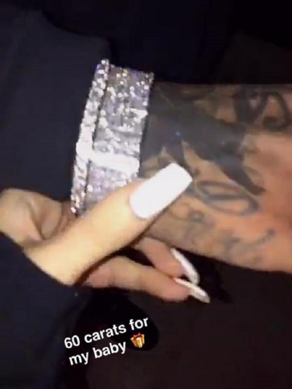 Kylie Jenner hadiahi Tyga sebuah gelang berlian 60 karat. (via. Snapchat)