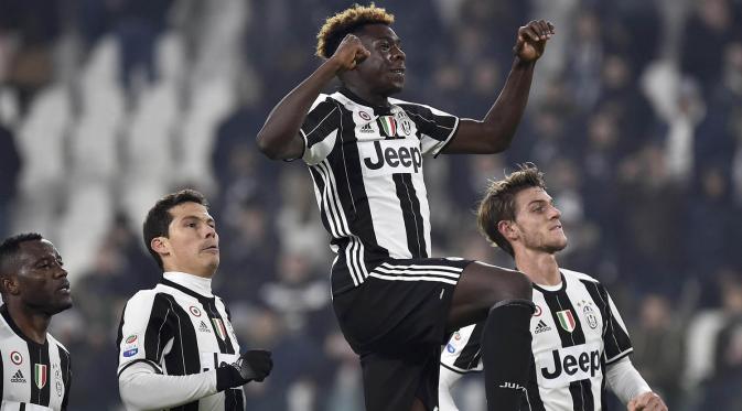 Striker Juventus, Moise Kean, merayakan kemenangan atas Pescara pada laga Serie A di Stadion Juventus, Italia, Sabtu (19/11/2016). (Reuters/Giorgio Perottino)