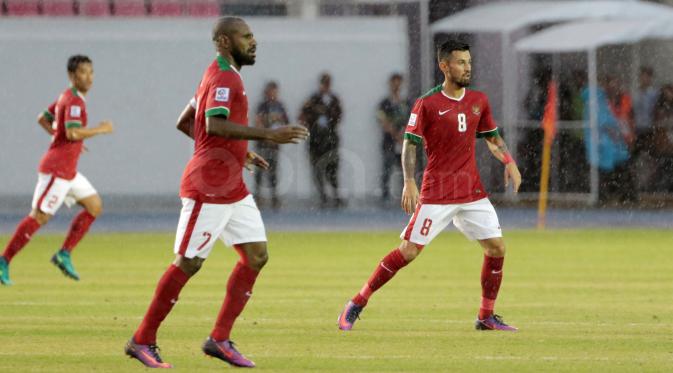 Timnas Indonesia, terbawa tempo permainan lawan di dua laga penyisihan Grup A Piala AFF 2016. (Bola.com/Nicklas Hanoatubun)