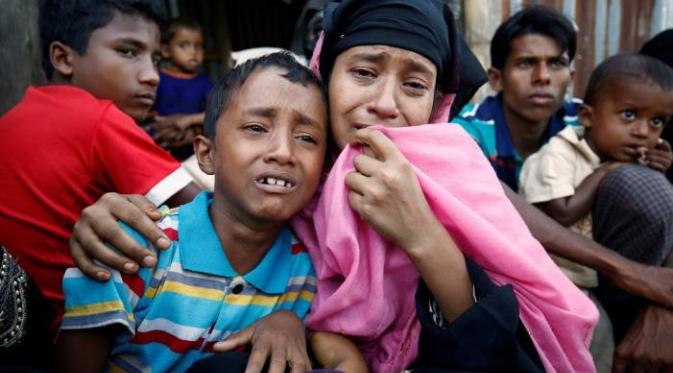 Seorang perempuan warga Rohingya dan anaknya menangis setelah tertangkap pasukan perbatasan Bangladesh (BGB) setelah memasuki negara itu secara ilegal di Cox's Bazar pada 21 November 2016 (Reuters)