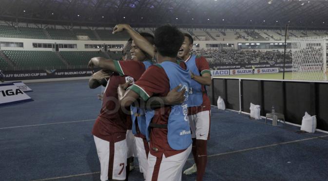 Pemain Timnas Indonesia saat merayakan gol Boaz Solossa saat melawan Filipina pada laga AFF Suzuki Cup 2016 di Philippines Sports Stadium, (22/11/2016). (Bola.com/Nicklas Hanoatubun) 