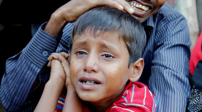 Tangis muslim Rohingya saat ditangkap tentara Bangladesh Senin (21/11).  Ratusan muslim Rohingya terpaksa kabur ke Bangladesh untuk menyelamatkan diri dari tindak kekerasan yang dilakukan militer Myanmar. (REUTERS/Mohammad Ponir Hossain)