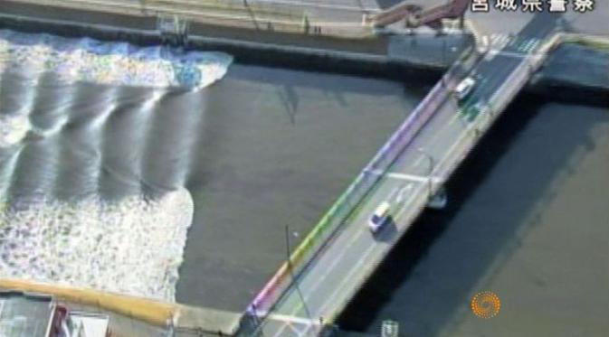 Ombak tsunami terlihat di sungai di Fukushima, Jepang, selepas gempa 6,9 SR. (channelnewsasia.com)
