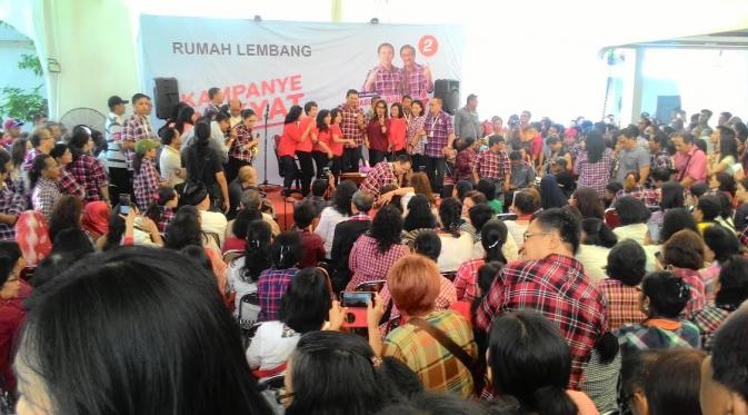 Warga mendatangi Rumah Lembang unutk mengadu dan memberi dukungan kepada Ahok-Djarot (Liputan6.com/Ahmad Romadoni)