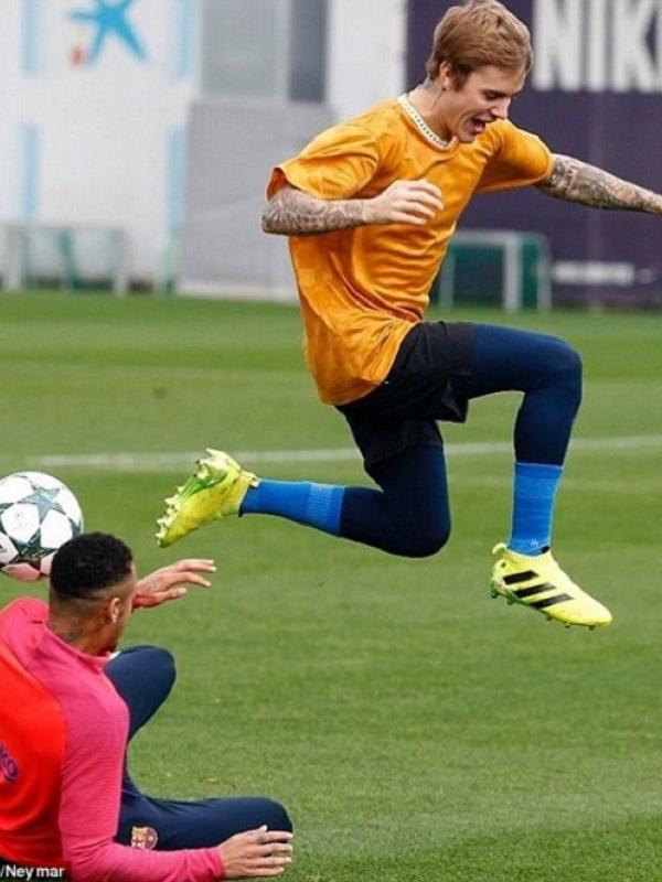 Justin Bieber dan Neymar bertarung di lapangan hijau pusat pelatihan klub Barcelona. (via. Dailymail)