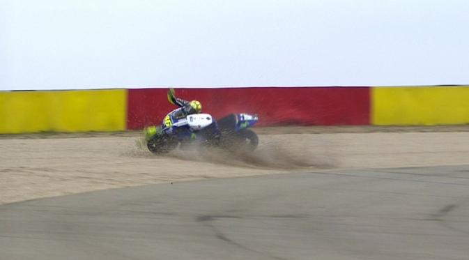 Kecelakaan yang menimpa Valentino Rossi pada MotoGP Aragon 2014. (MotoGP)