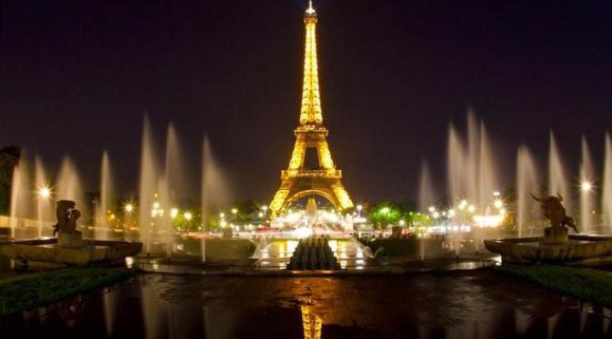 Menara besi yang menjadi ikon kota Paris, hingga ikon negara Perancis. Menara ini dibangun di tepi Sungai Seine, Paris.