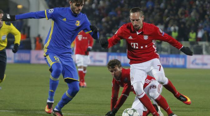 Pemain Bayern Muenchen, Franck Ribery (kanan) berusaha melewati seorang pemain Rostov. Muenchen kalah 2-3. (Reuters)
