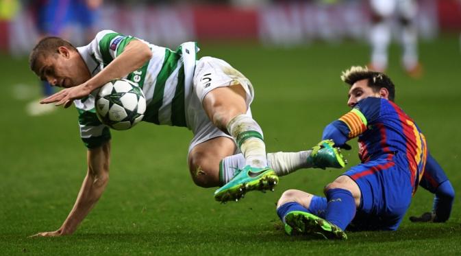 Lionel Messi melanggar bek Celtic, Jozo Simunovic, pada laga kelima Grup C Liga Champions di Celtic Park, Rabu (23/11/2016). (AFP/Paul Ellis)