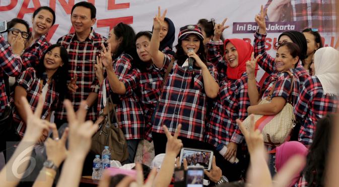 Cagub DKI Jakarta Basuki Tjahaja Purnama atau Ahok berfoto bersama warga dan relawan di Rumah Lembang, Jakarta, Kamis (24/11). Tampak penyanyi Memes mendatangi Rumah Lembang untuk memberikan dukungan kepada Ahok-Djarot. (Liputan6.com/Gempur M Surya)