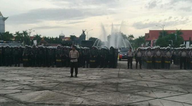 Sementara itu, Polda Riau menyiagakan 1.347 personel jelang aksi 2 Desember. Itu hanya untuk di Pekanbaru. (Liputan6.com/M Syukur)