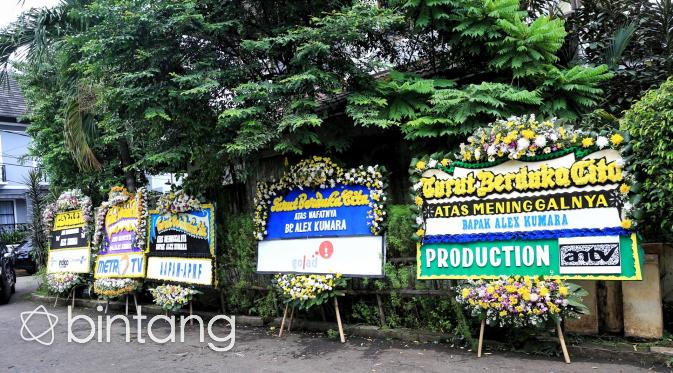 Terlihat banyaknya karangan bunga yang memenuhi halaman rumah Alex Kumara. (via: Bintang.com/Adrian Putra)