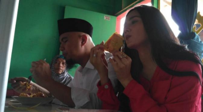 Ahmad Dhani dan Mulan Jameela makan di warteg. (Instagram/ahmaddhaniprast)