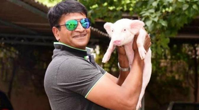Bintang film India tertangkap kamera antre ATM sambil menggendong anak babi (Ravi Babu)