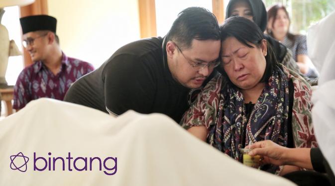 Alex Kumara meninggal dunia dalam usia 66 tahun. Mengingat banyak relasi dan anak yang berada di luar kota, jenazah baru dikebumikan pada Jumat (25/11) pagi di TPU Jeruk Purut. (Adrian Putra/Bintang.com)