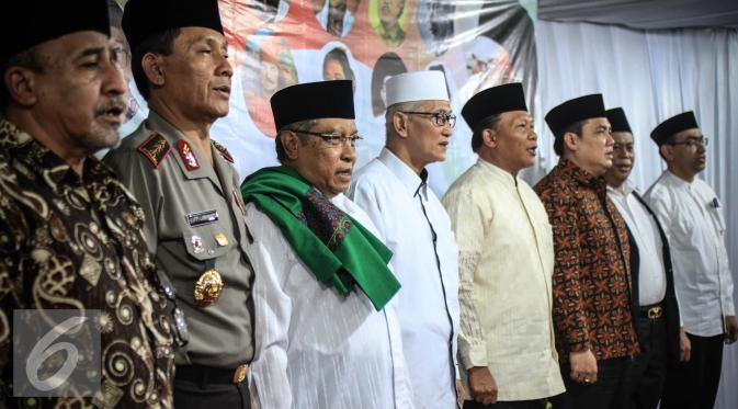 KH.Said Aqil Siradj (ketiga kiri) saat menghadiri acara Tahlil Akbar di kantor PBNU, Jakarta, Kamis (24/11). Acara ini bertujuan untuk mendoakan para pendiri bangsa, pahlawan nasional dan kedamaian bangsa Indonesia. (Liputan6.com/Faizal Fanani)