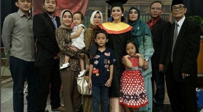 Kristina usai diwisuda bersama keluarganya (Instagram/@kristinadangdut)