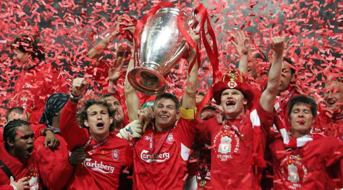 Gelandang Liverpool, Steven Gerrard, mengangkat trofi Liga Champions 2005 usai mengalahkan AC Milan di Stadion Ataturk, Turki. (AFP/Filippo Monteforte)
