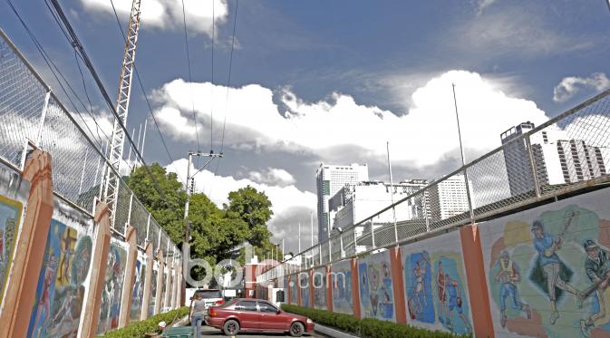 Kawasan Rizal Memorial Stadium dengan mural berbagai cabang olah raga. (Bola.com/Nicklas Hanoatubun)