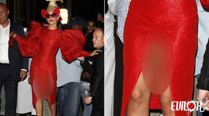 Gaun Lady Gaga tak sengaja tersibak dan memperlihatkan tindik di bagian pribadinya.