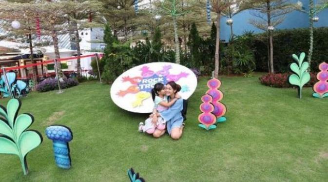 Masayu Anastasia dan putrinya, Samara saat di Singapura. (Instagram @masayuanastasia)