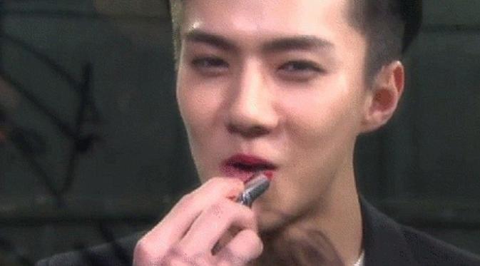 Sehun EXO dalam balutan lipstik merah. (via. Pinterest)