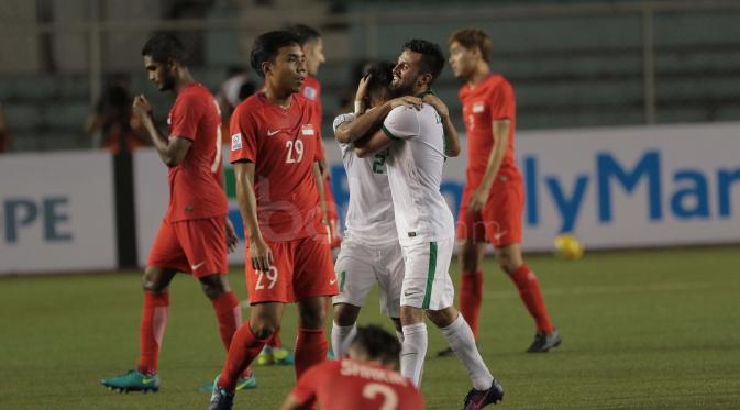 Andik Vermansyah dan Stefano Lilipaly saat merayakan kemenangan ditengah kesedihan pemain Singapura di Rizal Memorial Stadium. (Bola.com/Nicklas Hanoatubun)