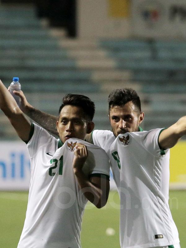 Andik Vermansah dan Stefano Lilipaly saat merayakan kemenangan ditengah kesedihan pemain Singapura di Rizal Memorial Stadium. (Bola.com/Nicklas Hanoatubun)