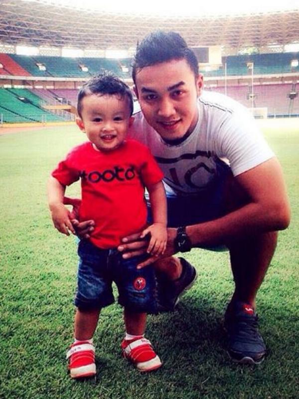 Gunawan Dwi Cahyo ajak anak latihan sepakbola (Instagram/@okieagustinagdc)