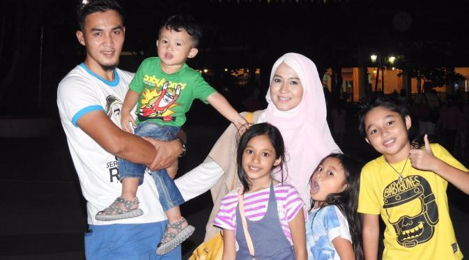 Okie Agustina dan Gunawan Dwi Cahyo bersama anak-anak (Dok. Keluarga)