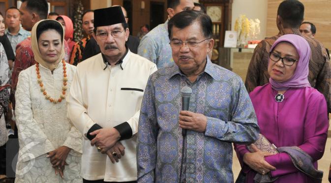 Wapres Jusuf Kalla bersama ibu Mufidah Kalla menghadiri undangan syukuran mantan ketua Komisi Pemberantasan Korupsi (KPK) Antasari Azhar, Tanggerang Selatan, Sabtu (26/11). (Liputan6.com/Yoppy Renato)