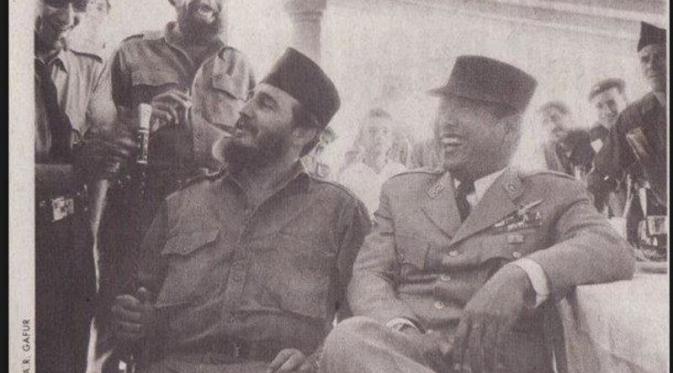 Fidel Castro-Bung Karno saling bertukar 'mahkota'. foto: kaskus