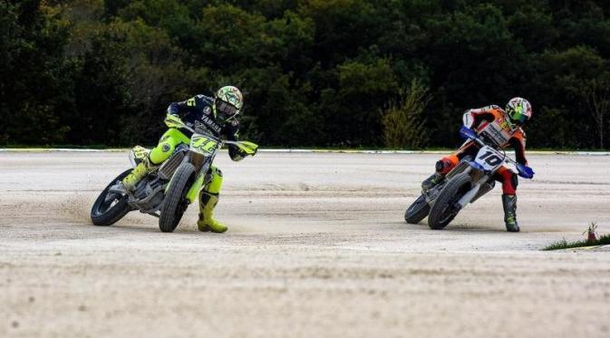 Pebalap Movistar Yamaha, Valentino Rossi (kiri), mengisi waktu luang saat MotoGP sedang libur dengan berlatih flat track di Ranch miliknya di Tavullia, Italia. (Instagram/valeyellow46)