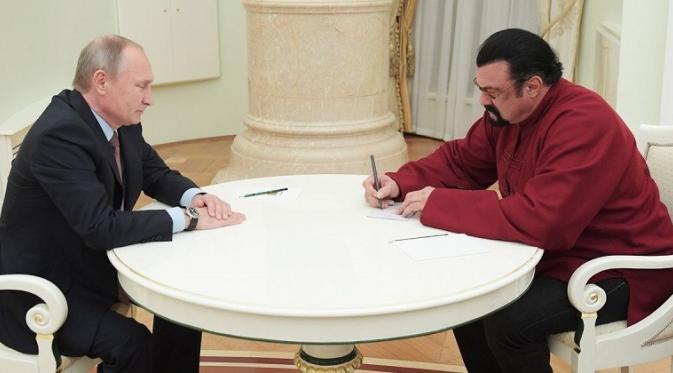 Vladimir Putin menghadiahkan Paspor Russia kepada Steven Seagal