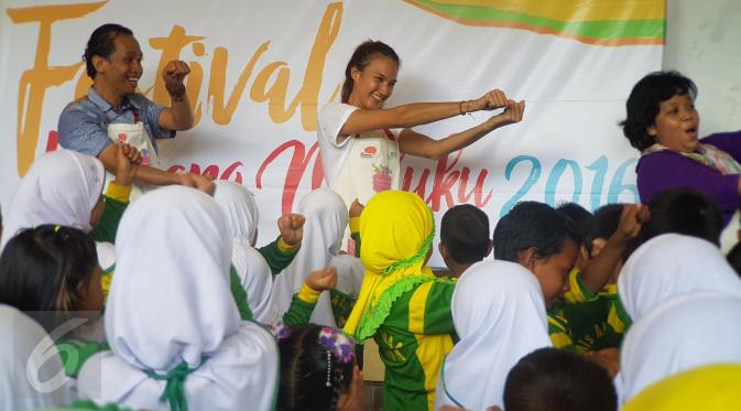 Anak-anak yang Memenuhi Teras Istana Mini, Tempat Diadakannya Festival Dongeng Internasional Indonesia 2016, Langsung Berdiri Meniru Gerakan yang Nadine dan Kedua Rekan Lakukan (Foto: ADIITOO.com)