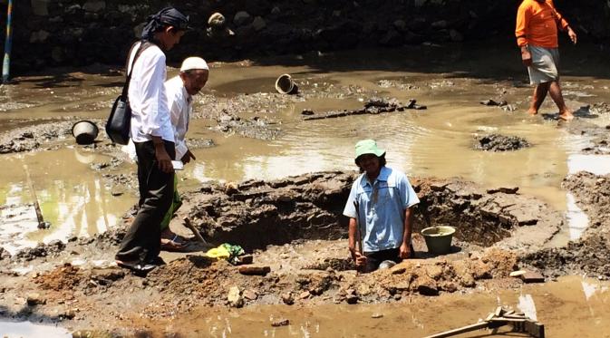 Sejumlah warga Desa Kaliwadas, Blok Tukmudal Cantil, Kelurahan Kaliwadas, Kabupaten Cirebon, Jawa Barat, beramai-ramai menggali sumur yang diyakini sumur pertama di Cirebon. (Liputan6.com/Panji Prayitno)