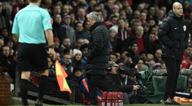 Manajer Manchester United, Jose Mourinho (tengah) setelah diusir wasit pada pertandingan lanjutan Premier League melawan West Ham United, di Old Trafford, Minggu (27/11/2016). (AFP/Oli Scarff). 