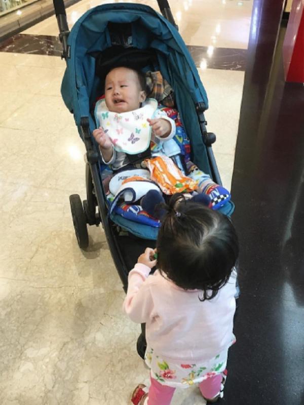 Aksi Thalia saat mendekati seorang bayi (Source: Instagram)