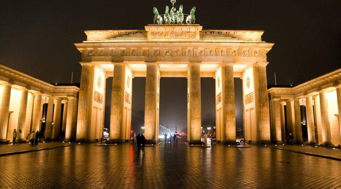 Brandenburg Gate Berlin di Malam Hari (oddcities.com)