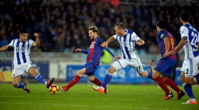 Striker Barcelona, Lionel Messi, berusaha melewati hadangan pemain Real Sociedad pada pekan ke-13 La Liga Spanyol, November 2016. Messi berharap dapat meraih kemenangan pada laga Copa del Rey, Jumat (20/1/2017) dinihari WIB. (Reuters/Vincent West)