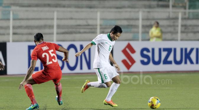 Evan Dimas Darmono, Timnas Indonesia tak boleh terus memaksakan diri bermain cepat. (Bola.com/Nicklas Hanoatubun)