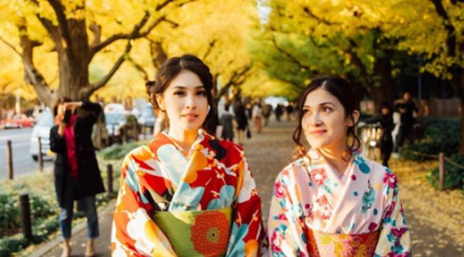 Sandra Dewi pakai kimono di Jepang. (Instagram/sandradewi88)
