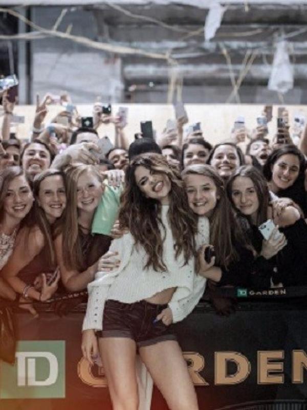 Tawa bahagia Selena Gomez sebelum terhapus oleh lupus. (Instagram/selenagomez)