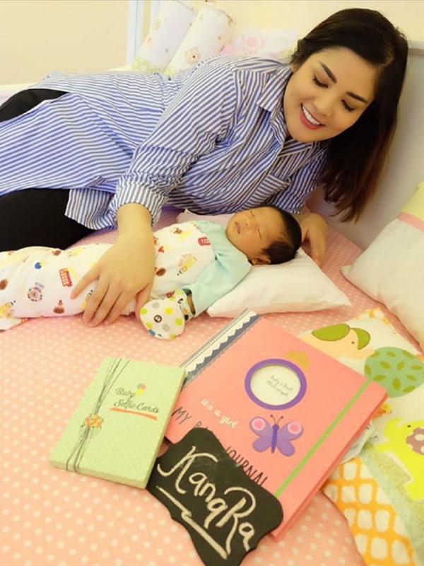 Nindy bersama putrinya, Akifa Dinara Parasdy Harsono. (Instagram)