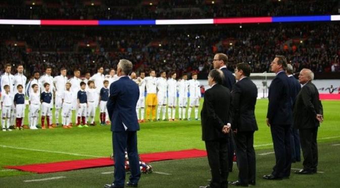 Penghormatan untuk korban tragedi Paris pada laga Inggris melawan Prancis di Wembley Stadium. (City AM)
