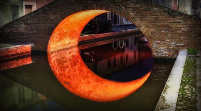 Refleksi terowongan jadi tampak seperti bulan. (Via: boredpanda.com)